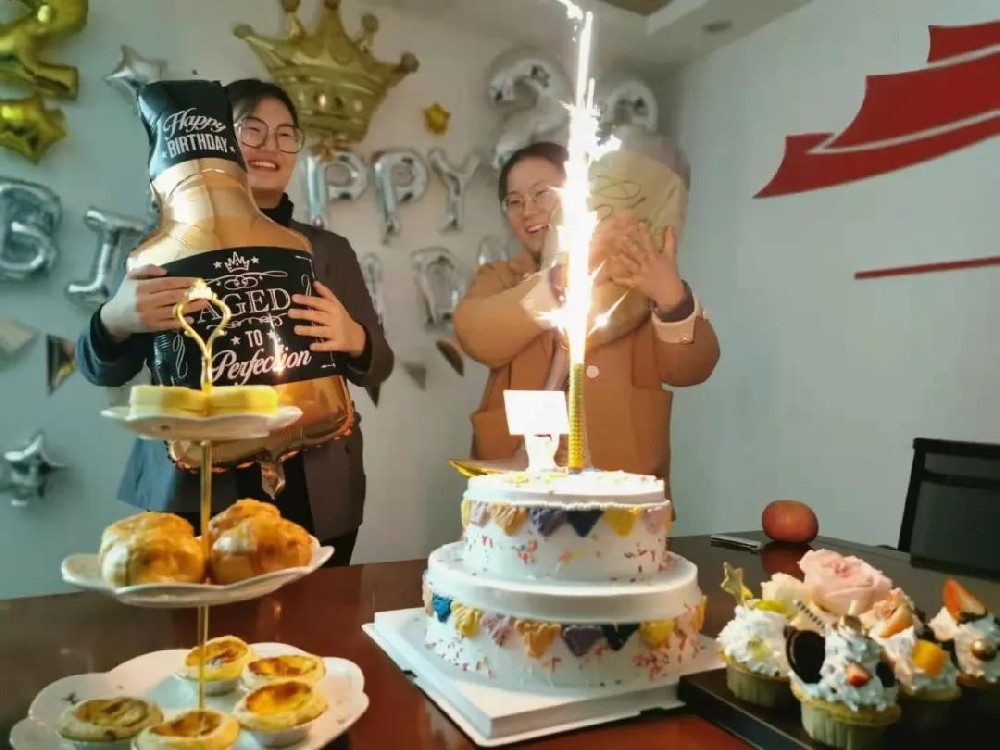 律所文化 I 如期而至的月度生日会